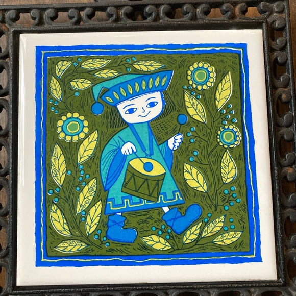 MCM Cast Iron Ceramic Tile Drummer Boy Retro Blues Greens 12x8” Vintage Trivet - Picture 3 of 14